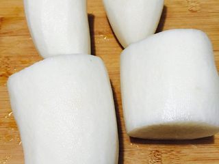 3、酱萝卜,切成四段