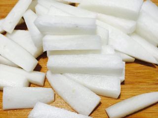 4、酱萝卜,再切成条形状