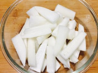 5、酱萝卜,切好后装在容器里