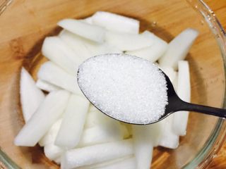 8、酱萝卜,再放1勺的白糖搅拌均匀腌20分钟，让白萝卜出水