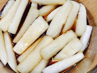 13、酱萝卜,把所有的调料都加入后