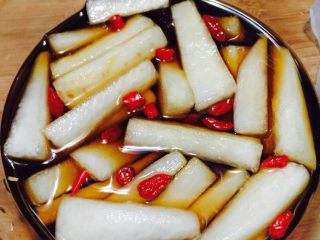 15、酱萝卜,最后放入枸杞子和小米椒