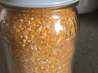 1、玉米糁南瓜粥,选用颗粒稍大点儿的更香浓