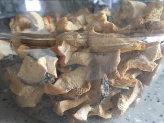 2、玉米糁南瓜粥,南瓜干或鲜南瓜都可以