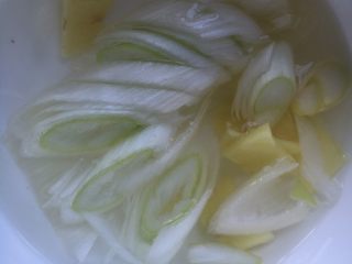 2、京酱肉丝,加水浸泡变成葱姜水
