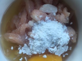 3、京酱肉丝,肉丝切好，加入鸡蛋、料酒、淀粉、盐拌匀腌制