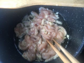 8、京酱肉丝,油热后放入肉丝炸