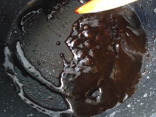 10、京酱肉丝,锅里剩底油，放入甜面酱炒一下加入糖