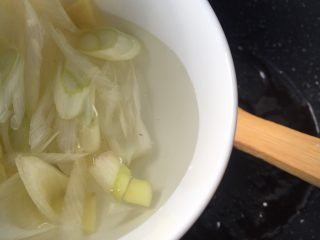 11、京酱肉丝,倒入葱姜水炒匀