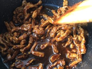 13、京酱肉丝,翻炒均匀收一下汤汁即可