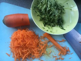 14、京酱肉丝,胡萝卜黄瓜刨细丝