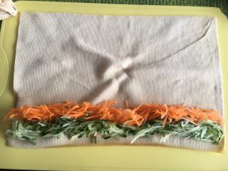 15、京酱肉丝,整齐地码在豆腐皮的一端