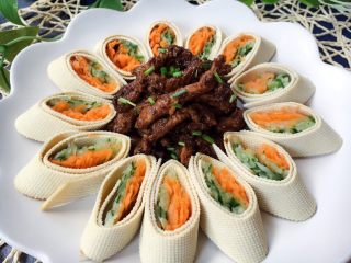 18、京酱肉丝,码成一个圈，中间填上肉丝