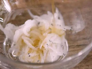 2、教你做好吃的银鱼蒸蛋，难度系数一般，味道好极了 ！,小银鱼中，加入盐和葱姜汁，拌匀腌制3分钟