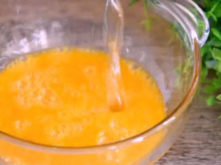 4、教你做好吃的银鱼蒸蛋，难度系数一般，味道好极了 ！,加入清水，拌匀倒入盘中（鸡蛋和清水比1：1.5）