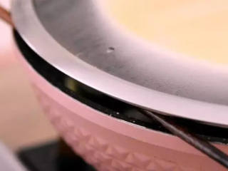 5、教你做好吃的银鱼蒸蛋，难度系数一般，味道好极了 ！,沸水入锅，再用一根筷子顶住锅盖，大火蒸5分钟 