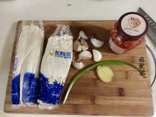 1、晨游百花林,朱朱兼白白➕剁椒蒜蓉蒸金针菇,食材合照:金针菇两袋,蒜7瓣,姜一小片,小葱一根,还有剁椒酱喔