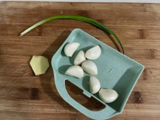 2、晨游百花林,朱朱兼白白➕剁椒蒜蓉蒸金针菇,蒜剥皮姜去皮小葱择好