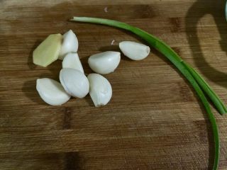3、晨游百花林,朱朱兼白白➕剁椒蒜蓉蒸金针菇,把小葱生姜大蒜洗净