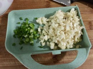 4、晨游百花林,朱朱兼白白➕剁椒蒜蓉蒸金针菇,小葱切末,姜切末,蒜切蒜蓉