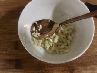 5、晨游百花林,朱朱兼白白➕剁椒蒜蓉蒸金针菇,把一半蒜蓉和姜末一起放入一个碗中