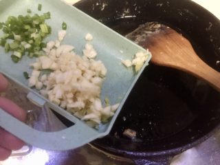 6、晨游百花林,朱朱兼白白➕剁椒蒜蓉蒸金针菇,热锅加适量食用油,放入剩余的蒜末小火煸