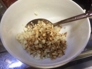 7、晨游百花林,朱朱兼白白➕剁椒蒜蓉蒸金针菇,煸炒到金黄的蒜蓉盛出到生蒜碗中