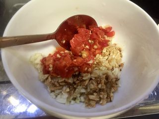 8、晨游百花林,朱朱兼白白➕剁椒蒜蓉蒸金针菇,碗中加入一勺剁椒