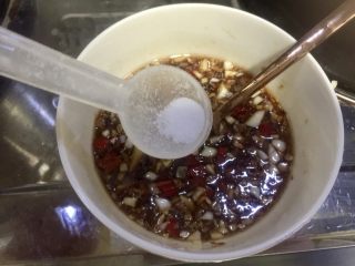 12、晨游百花林,朱朱兼白白➕剁椒蒜蓉蒸金针菇,加入适量纯净水,搅拌均匀,尝下咸淡,根据个人口味添加少许盐