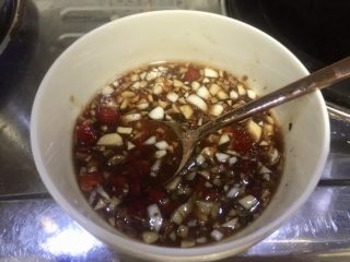 13、晨游百花林,朱朱兼白白➕剁椒蒜蓉蒸金针菇,搅拌均匀制成调味汁备用