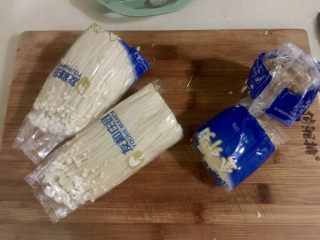 14、晨游百花林,朱朱兼白白➕剁椒蒜蓉蒸金针菇,金针菇隔着袋子切掉尾部,这样不会弄脏菜板