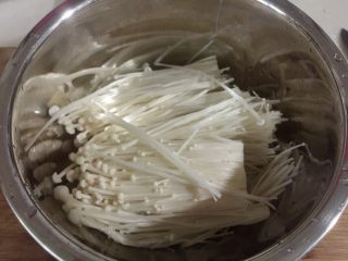 15、晨游百花林,朱朱兼白白➕剁椒蒜蓉蒸金针菇,金针菇清洗干净控水备用。