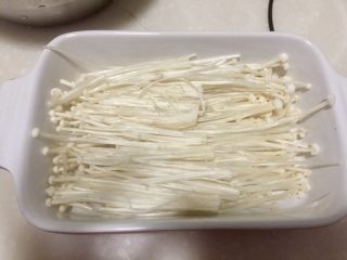 16、晨游百花林,朱朱兼白白➕剁椒蒜蓉蒸金针菇,铺上一半的金针菇