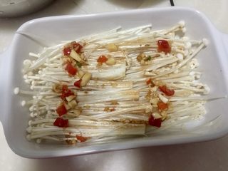 17、晨游百花林,朱朱兼白白➕剁椒蒜蓉蒸金针菇,用勺子浇一些调料汁在金针菇上