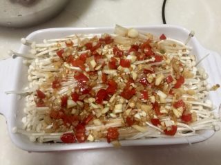 19、晨游百花林,朱朱兼白白➕剁椒蒜蓉蒸金针菇,把剩余的调味汁连同蒜蓉剁椒一起浇在金针菇上