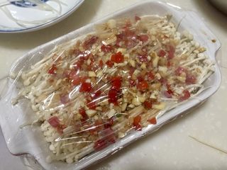 20、晨游百花林,朱朱兼白白➕剁椒蒜蓉蒸金针菇,蒙上保鲜膜,用牙签戳几个洞