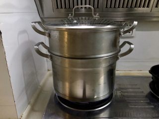 21、晨游百花林,朱朱兼白白➕剁椒蒜蓉蒸金针菇,蒸锅坐锅烧水,水开放入金针菇,中火蒸八分钟左右,我的金针菇放的比较厚,所以蒸的久一点,如果是平铺在盘子中,那么五分钟左右就可以了