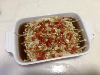 22、晨游百花林,朱朱兼白白➕剁椒蒜蓉蒸金针菇,蒸好的金针菇戴上隔热手套取出,除掉保鲜膜