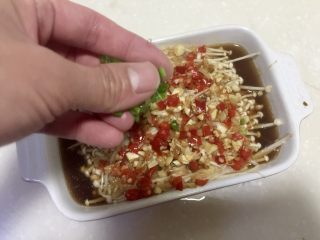 23、晨游百花林,朱朱兼白白➕剁椒蒜蓉蒸金针菇,撒上少许葱末点缀