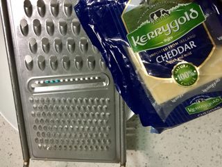 1、圆土豆+芝士土豆饼,我用的是淡味的切达奶酪，切达奶酪是一种原制奶酪，或称为天然奶酪。它是由原奶经过灭菌，发酵，凝结，成熟等一系列复杂的加工工艺做成的。再制奶酪，多半就是以切达奶酪作为原料制成的。