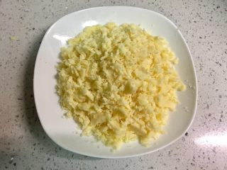 2、圆土豆+芝士土豆饼, 把切达奶酪擦成丝，切成块也可以。