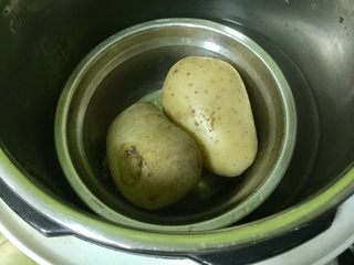 3、圆土豆+芝士土豆饼,把土豆蒸熟。因为我是做全家吃的量，所以蒸了两个，如果只给宝宝做，可以减量。