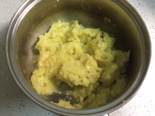 5、圆土豆+芝士土豆饼,再把土豆捣成泥。