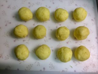 7、圆土豆+芝士土豆饼,把混合好的土豆泥平均分成12份，分别揉圆，每份大约30克。