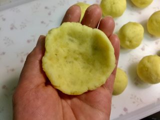 8、圆土豆+芝士土豆饼, 把土豆泥团按扁