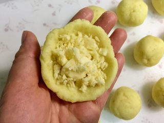 9、圆土豆+芝士土豆饼, 包进切达奶酪碎，8～10克左右。
