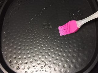 13、圆土豆+芝士土豆饼, 电饼铛预热好，上下盘都刷一层薄薄的油。