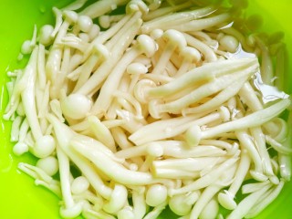 2、鲜香浓郁的菌菇豆腐汤,烧开一壶水备用。白玉菇泡盐水5分钟清洗干净。