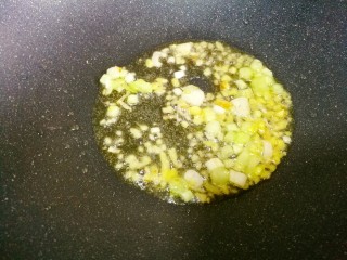 8、鲜香浓郁的菌菇豆腐汤,油热后倒入姜和葱白爆香。