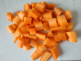 1、爆炒鸡胸肉,胡萝卜切小丁